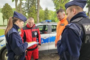 policjanci rozmawiają z ratownikami