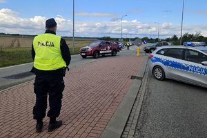 policjanci zabezpieczają przejazd kolumny ratowników