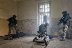 policjanci z samodzielnego pododdziału kontrterrorystyczego w akcji obezwładniania terrorysty i odbijania zakładnika