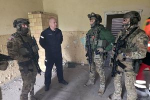 komendant komendy miejscowej powiatowej rozmawia z policjantami z samodzielnego pododdziału kontrterrorystyczego
