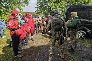 policjanci z samodzielnego pododdziału kontrterrorystyczego rozmawiają z ratownikami