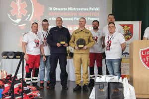 Na scenie mistrzostw podziękowania odbierają komendant Policji i komendant Straży Pożarnej