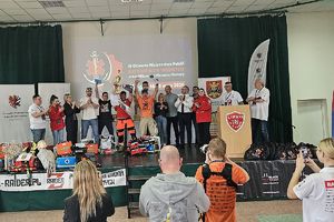 na scenie zdobywcy trzeciego miejsca w zawodach - drużyna WOPR WZ SAMPLE TEAM