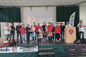 na scenie zdobywcy drugiego miejsca w zawodach - drużyna JRS S12