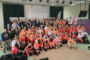 wspólne zdjęcie organizatorów, sponsorów, wolontariuszy, gości i zawodników