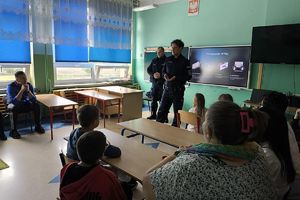 policjanci rozmawiają z uczniami