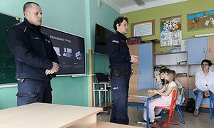 policjanci rozmawiają z uczniami