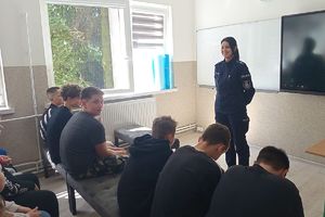 policjantka rozmawia z uczniami