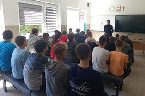 policjantka rozmawia z uczniami