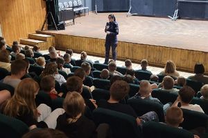 policjantka rozmawia z uczniami