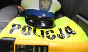 czapka i kamizelka policyjna, obok alkoblow