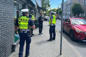 policjanci rozmawiają z mężczyzną