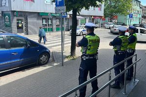 policjanci obserwują rejon przejścia dla pieszych