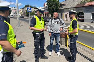 policjanci rozmawiają z mężczyzną
