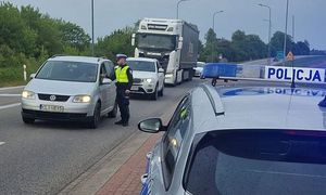 policjant kontroluje kierującego