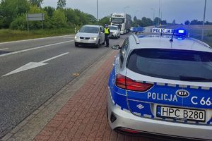 policjant kontroluje kierującego