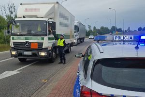 policjant kontroluje kierującego