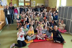 dzieci pokazują międzynarodowy znak wzywania pomocy &quot;HELP&quot;