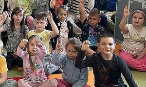 dzieci pokazują międzynarodowy znak wzywania pomocy &quot;HELP&quot;