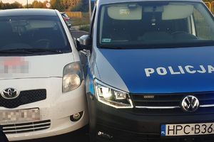 zablokowane auto i radiowóz