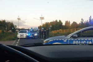 policjanci przy zatrzymanym aucie