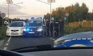 policjanci przy zatrzymanym aucie