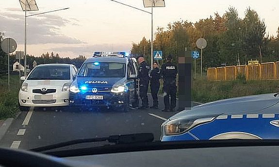 policjanci przy zatrzymanym aucie