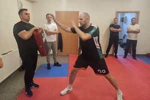 instruktor pokazuje obronę przed atakiem