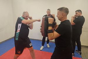 instruktor pokazuje zadawanie ciosów