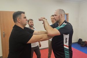 instruktor pokazuje obronę przed obchwytem