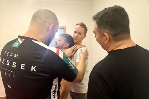 ćwiczenie obchwytu szyi