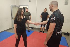 obrona przed chwytem za rękę