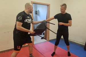 obrona przy wykorzystaniu przedmiotu - tutaj krzesło