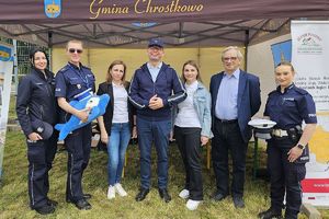 samorządowcy i policjanci z Chrostkowa