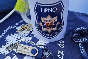 gadżety przekazane na aukcję dla Zuzi - kubek policyjny, pendrive policyjny, odblaski