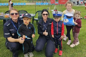 dzieci  w policyjnych czapkach z policjantkami