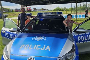 dzieci z policjantem przy radiowozie