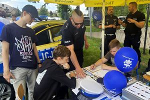 policjant pokazuje dzieciom łamigłówki