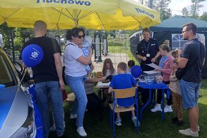 policjantka i dzieci przy stoisku policyjnym