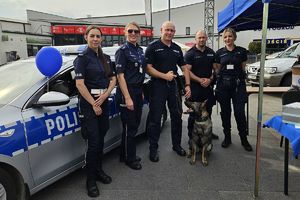 policjanci na wspólnym zdjęciu z psem policyjnym