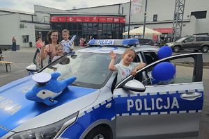 dzieci z mamą przy radiowozie