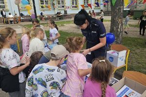 policjantka i dzieci przy stoisku policyjnym