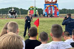policjantka mówi do dzieci przez mikrofon