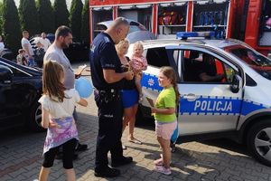 policjant rozmawia z dziećmi