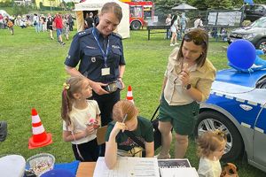 policjantka rozmawia z dziećmi