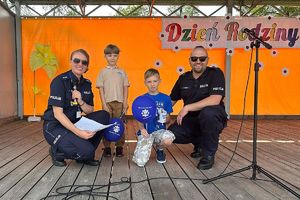 policjanci na scenie z chłopcami, którzy wygrali policyjny konkurs
