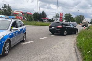 radiowóz, auto osobowe i cysterna
