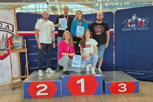 zawodnicy na podium