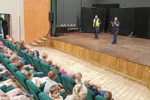 policjanci rozmawiają z uczniami