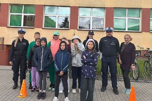 wspólne zdjęcie policjantów z uczniami